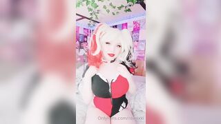 Nivnixxi as Harleyquinn gets wet by fingering and gets railed by fake cock