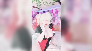 Nivnixxi as Harleyquinn gets wet by fingering and gets railed by fake cock